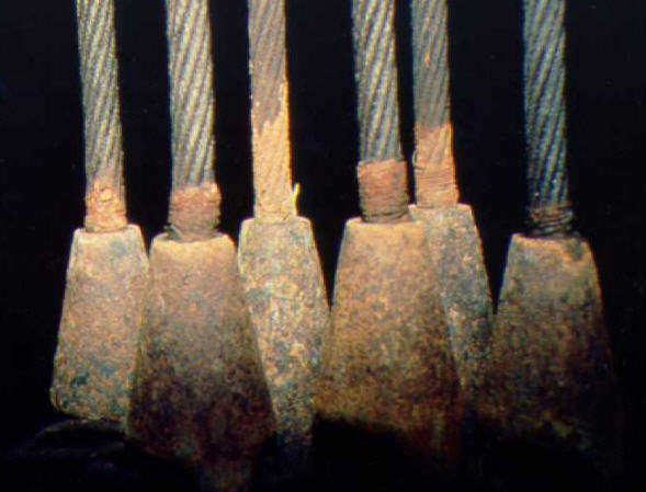  Damaged/Rusted ropes entering tapered sockets 